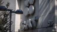 Trabajadores del SAT realizan bloqueos y exigen aumento salarial