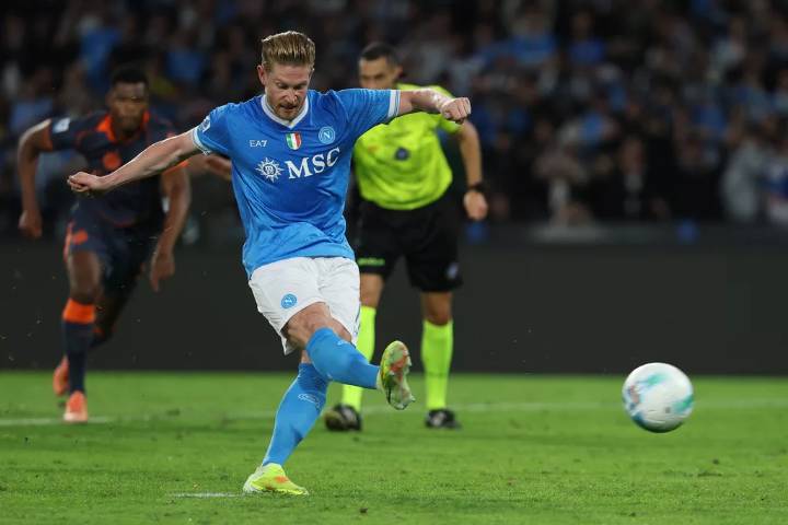 Kevin De Bruyne sale lesionado tras marcar penal en victoria 3