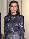 La Reina Letizia rinde homenaje a Giorgio Armani con el look de su viaje a Bruselas