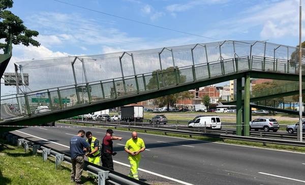 VIDEO. Un camión chocó un puente peatonal en la avenida General Paz y lo tiró abajo: no hubo heridos