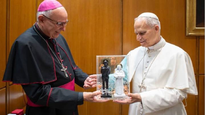 Papa León XIV recibe estatuas de José Gregorio Hernández y Carmen Rendiles