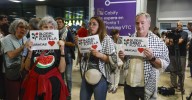 Ada Colau y Jordi Coronas aterrizan en Barcelona tras ser deportados por Israel