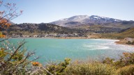 Vacaciones en la Patagonia: el pueblo con pocos habitantes, con termas únicas y paisajes de otro mundo