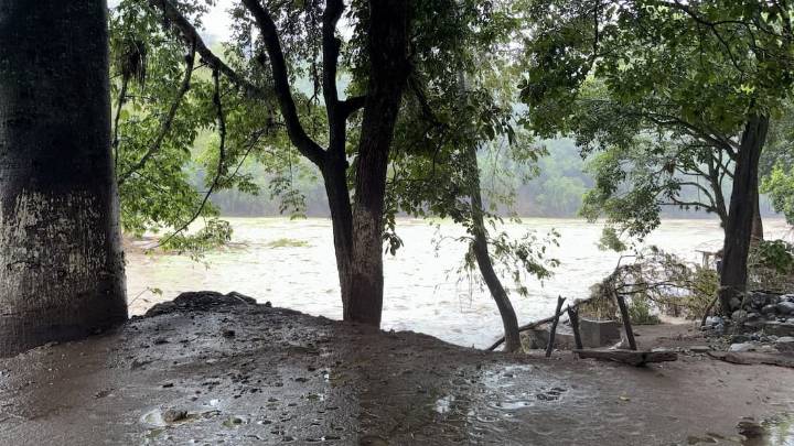 Aumenta a 22 fallecidos cifra por lluvias en Hidalgo; 150 comunidades incomunicadas