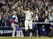 Yankees se niegan a morir y derrotan a Azulejos