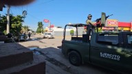 Encuentran a hombre asesinado a balazos con mensaje en cartulina al sur de Culiacán