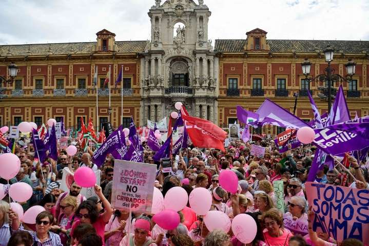 Miles de mujeres se manifiestan en Sevilla por escándalo en pruebas de detección de cáncer de mama