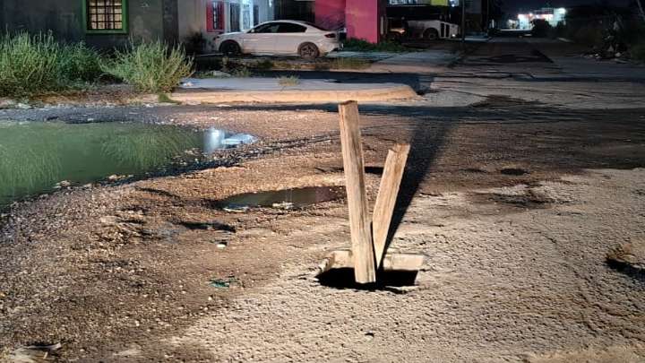 Atención. Mujer sufre grave fractura de pierna tras caer en el fozo de una válvula de agua potable en Gómez Palacio