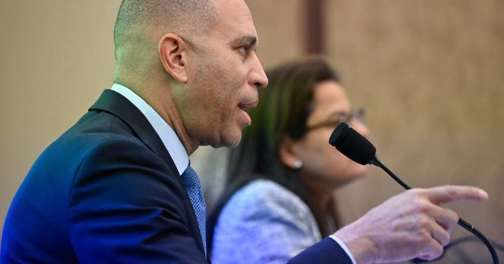 El cierre del gobierno federal entra en su segunda semana, pero surgen conversaciones discretas