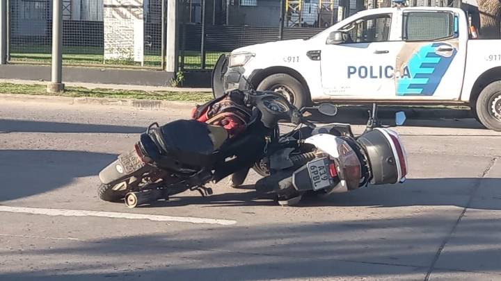Choque entre dos motos en avenida Mitre y 84