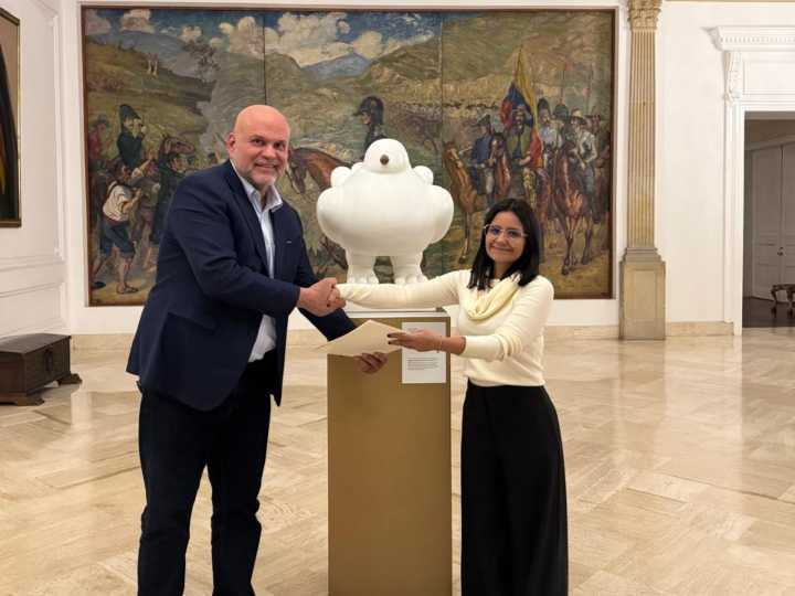 La foto: Mancuso oficializa su gestoría de paz con el gobierno