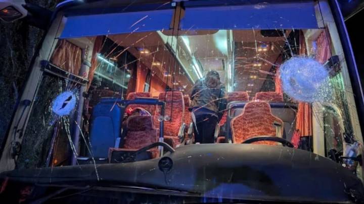 El conductor de autobús de un equipo italiano de baloncesto muere después de un ataque con piedras por parte de ultras