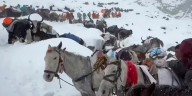 Rescataron a los cientos de escaladores y guías que estaban varados por una tormenta de nieve en el Monte Everest