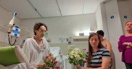 “Me caso con el amor de mi vida”: influencer con cáncer terminal se casa en el hospital