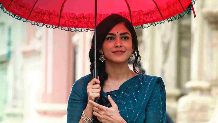 Mrunal Thakur flaunts her playfulness in her “vanity to insanity” video diaries