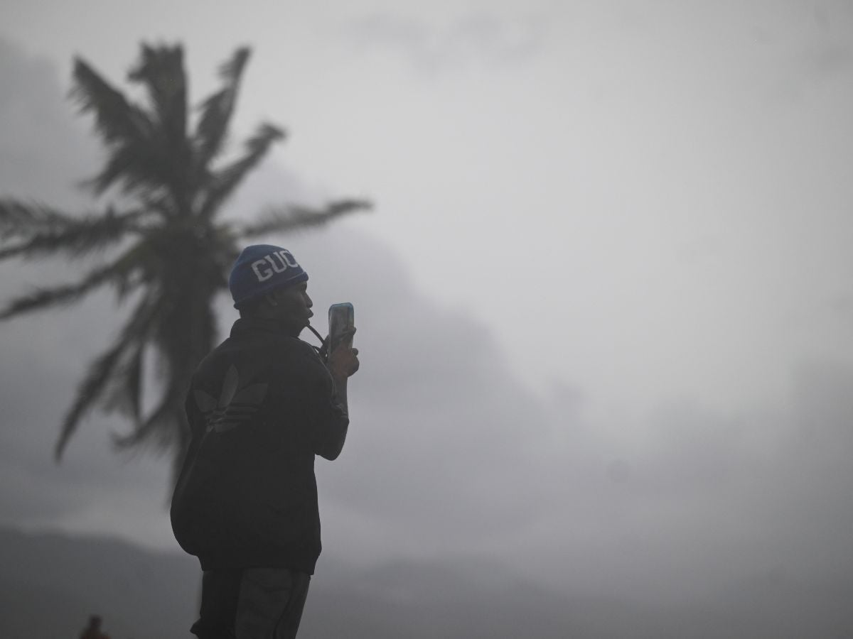 Hucarán Melissa toca tierra en Jamaica como categoría 5