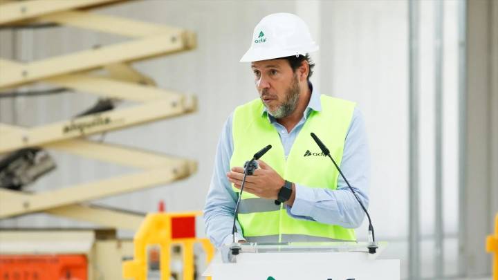 Puente ya trabaja en el estudio de viabilidad del tren a Navalcarnero e incluirá posibles mejoras de movilidad para otros municipios