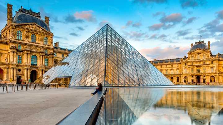 Robo en el Louvre: habló la empleada que encontró la corona tirada