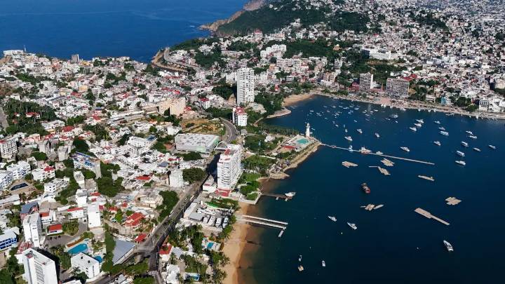 Acapulco lucha por ponerse en pie tras embate de huracanes y ola de inseguridad
