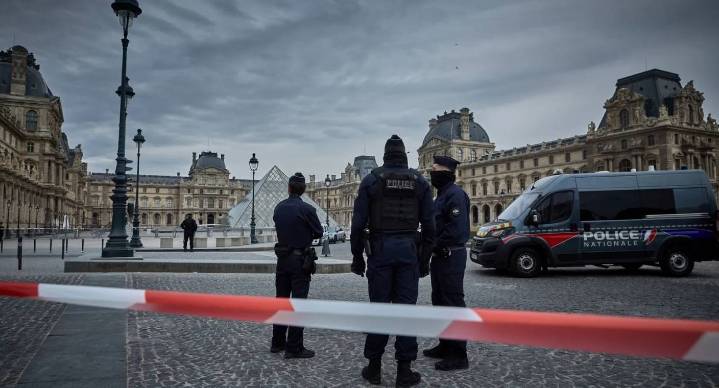 Fiscalía francesa revela valor de las joyas robadas del Museo del Louvre