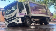 Una gran pérdida de agua en Dorrego se "tragó" a un camión recolector de residuos