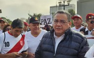Juan José Santiváñez utiliza marcha para hacer campaña política: aparece junto a policías