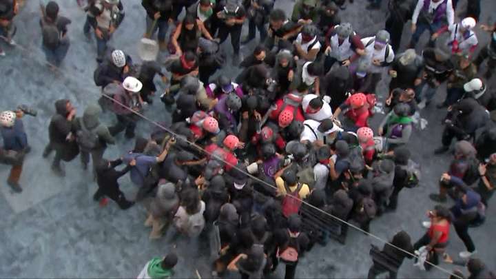 Policía es Golpeado por Bloque Negro en el Zócalo de CDMX; Así lo Rescataron