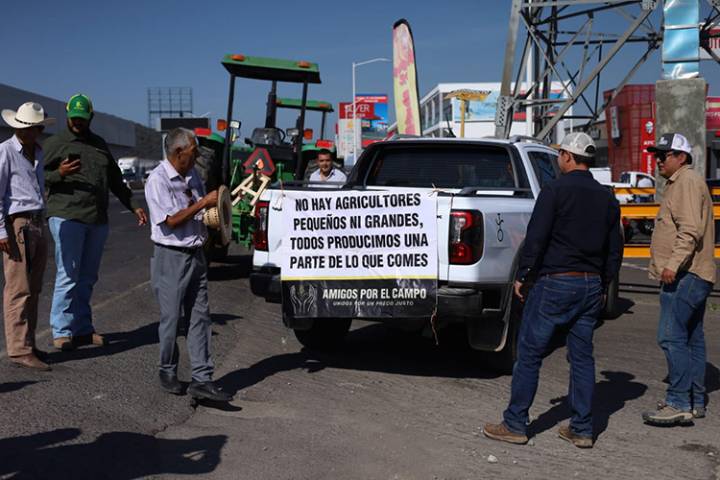 Agricultores liberan carreteras
