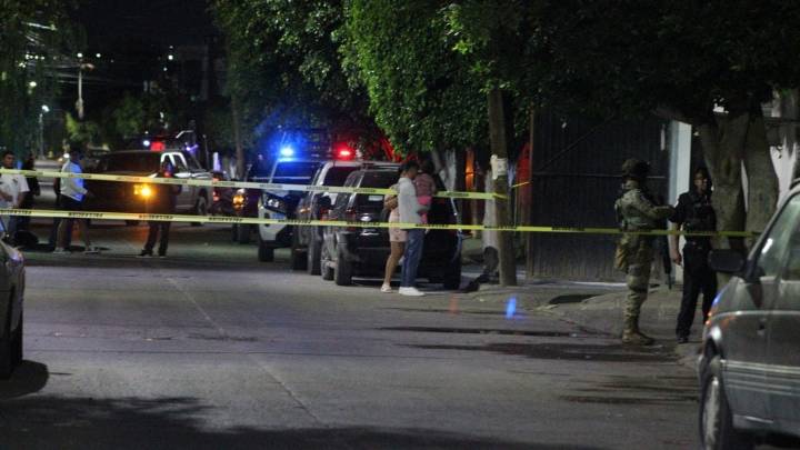 Mujer intenta correr, pero sicarios la rafaguean, en León; la reportan grave
