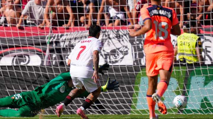 El Sevilla derrota al Barça y lo llena de dudas (4