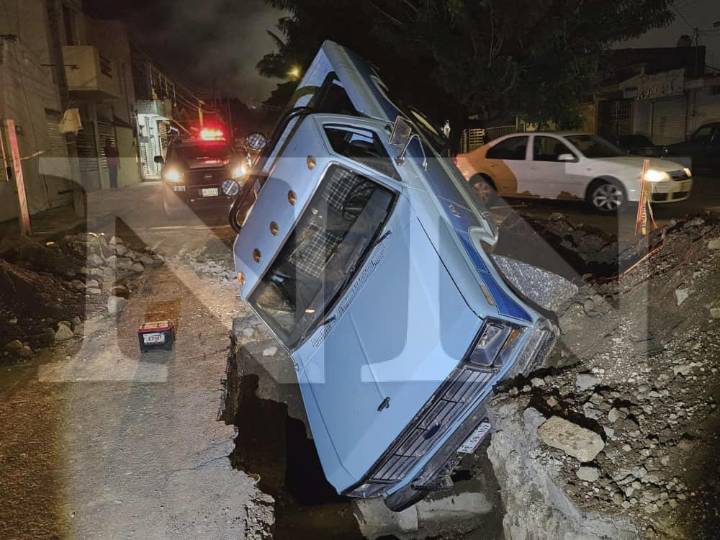 CAE CAMIONETA EN UNA ZANJA ABIERTA