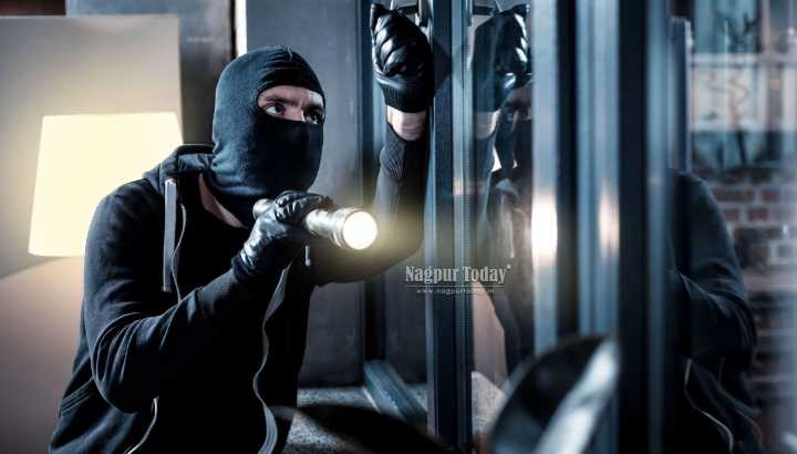 Burglary at Locked House in Kalamna, Cash and Gold Worth ₹3.5 Lakh Stolen