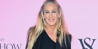 Sarah Jessica Parker sorprende con las zapatillas planas, cómodas y 'cool' para mujeres de 20 a 60 años