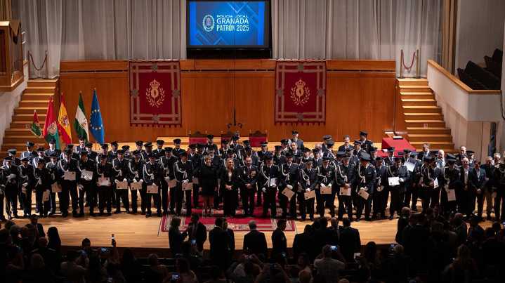 Granada ensalza la "vocación social y el compromiso diario" de su Policía Local en los actos del patrón
