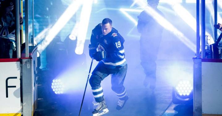 Jonathan Toews returns to NHL with hometown Jets after sitting out 2 seasons
