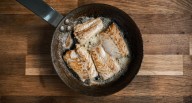 Aplícalo si tu campana no funciona: el mejor consejo para que tu cocina no quede oliendo a pescado frito