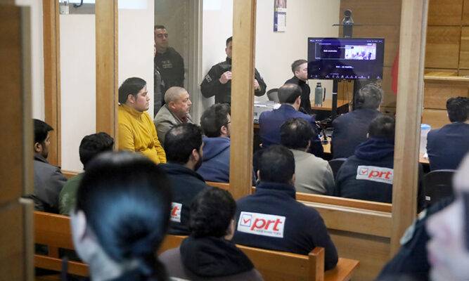 Hasta un carabinero cayó en operativo por revisiones técnicas “truchas”; juez amplió detención de 8 personas hasta el lunes