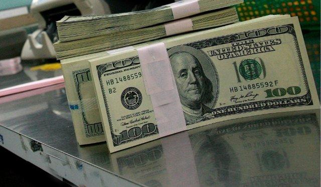 Dólar al límite: el mayorista toca el techo de la banda y el oficial sigue subiendo