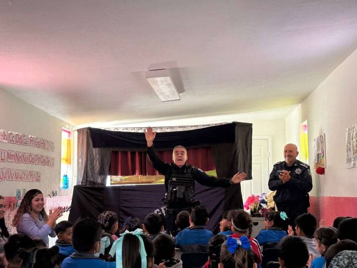 Lleva Policía Municipal función de Teatrino niños de preescolar en