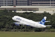 Vuelo de JetBlue que salió de Cancún aterriza de emergencia en EU; reportan varios heridos