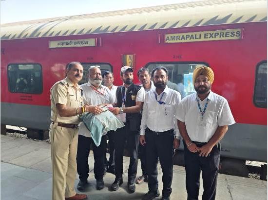 Railway staff’s alertness helps passenger recover lost cash worth ₹1.75 lakh [ FULL VIEW ]