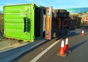 Accidente en la TF-2: un hombre herido al volcar su camión en Santa Cruz de Tenerife