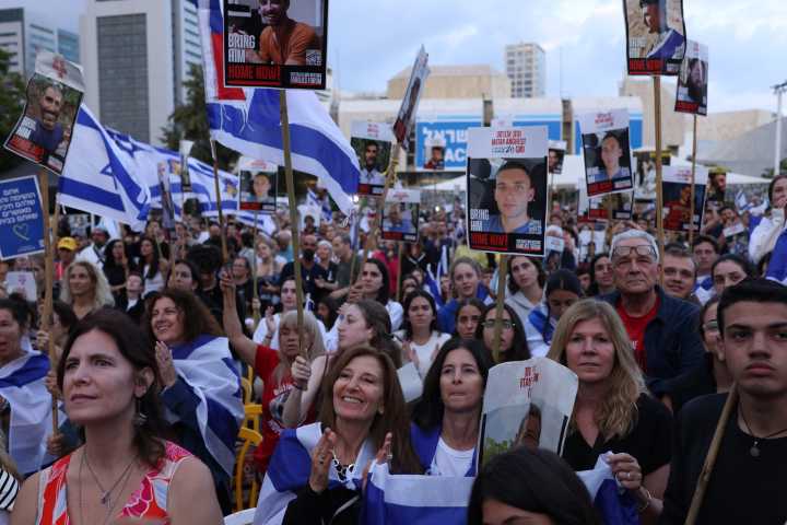 Hamás entrega en Gaza a los siete primeros rehenes vivos