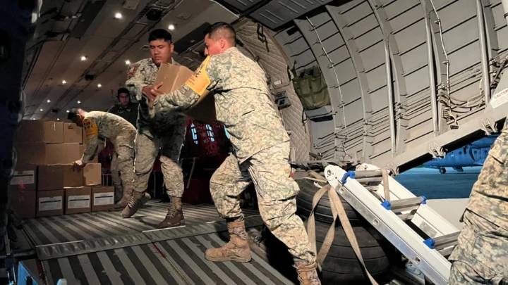 Defensa traslada despensas por aire y tierra a damnificados de Poza Rica