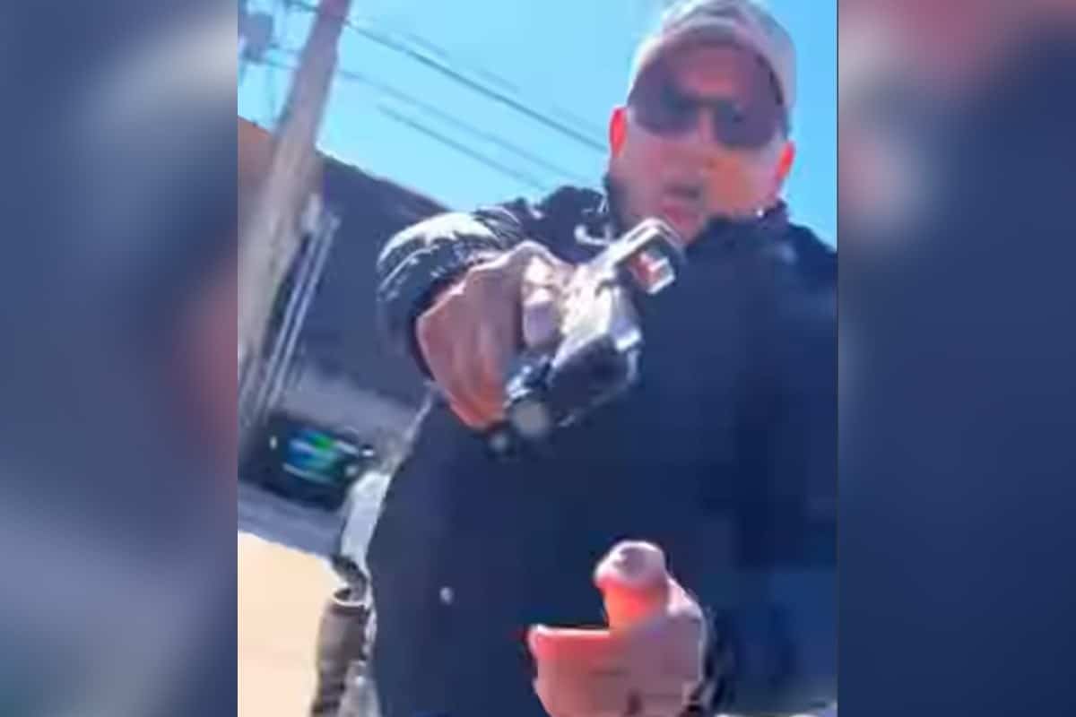 Agente de ICE apunta a una mujer embarazada durante un operativo en Illinois