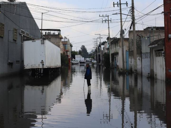 Inicia entrega de 100 millones de pesos para damnificados por lluvias