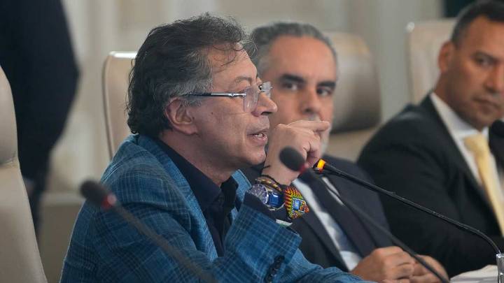 Petro destituye a viceministro de Agua y discute con ministros en transmisión en vivo