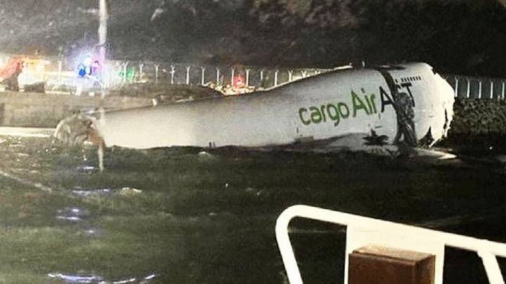 Tragedia en aeropuerto de Hong Kong: avión se despista y cae en el mar; hay muertos y desaparecidos