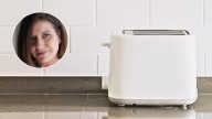 Ni bicarbonato ni detergente: el truco casero para limpiar la tostadora en 1 minuto
