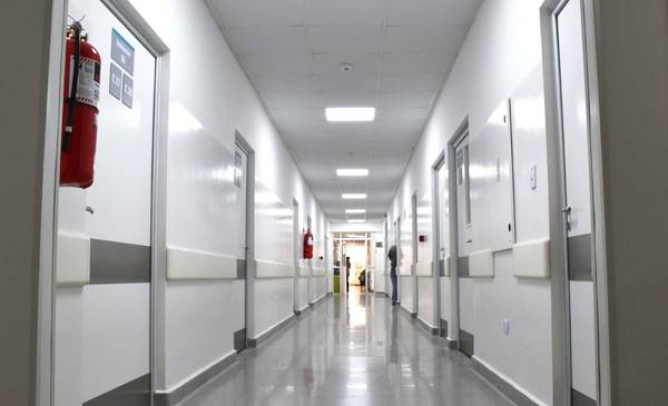 El gobernador se diferenció de Milei: “Faltan más y mejores hospitales”